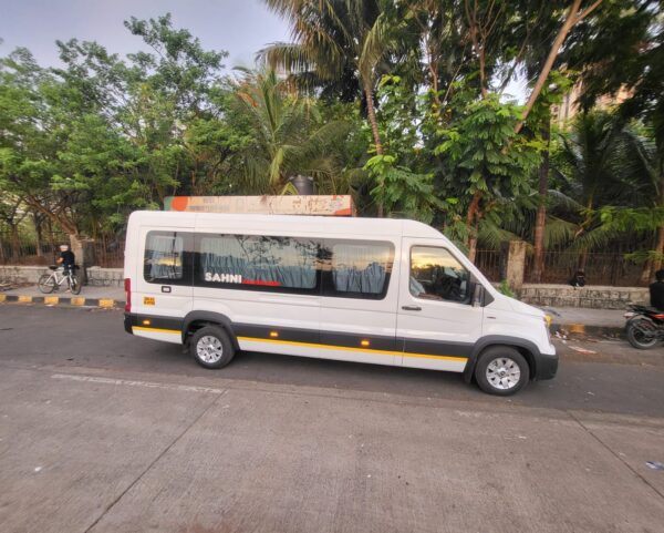 16+1 Urbania VIP Coach - Image 15