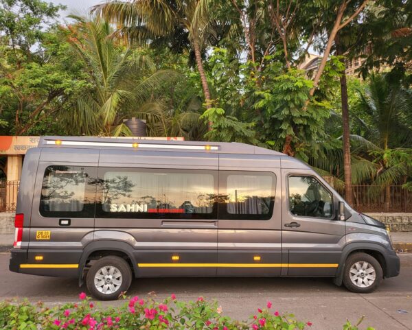 16+1 Urbania VIP Coach - Image 14