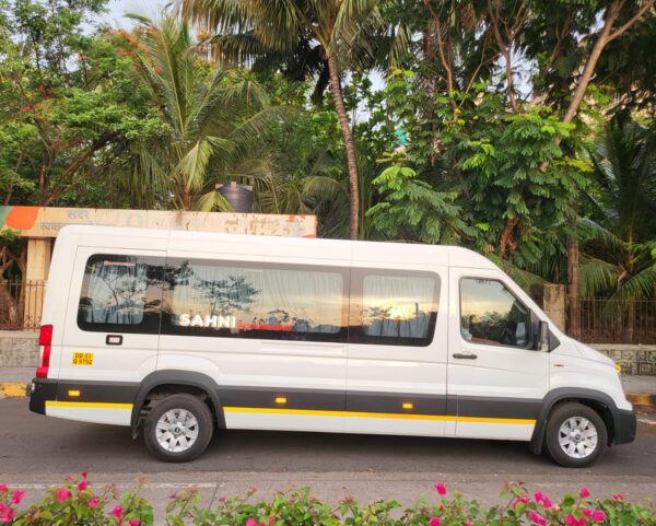 16+1 Urbania VIP Coach - Image 12